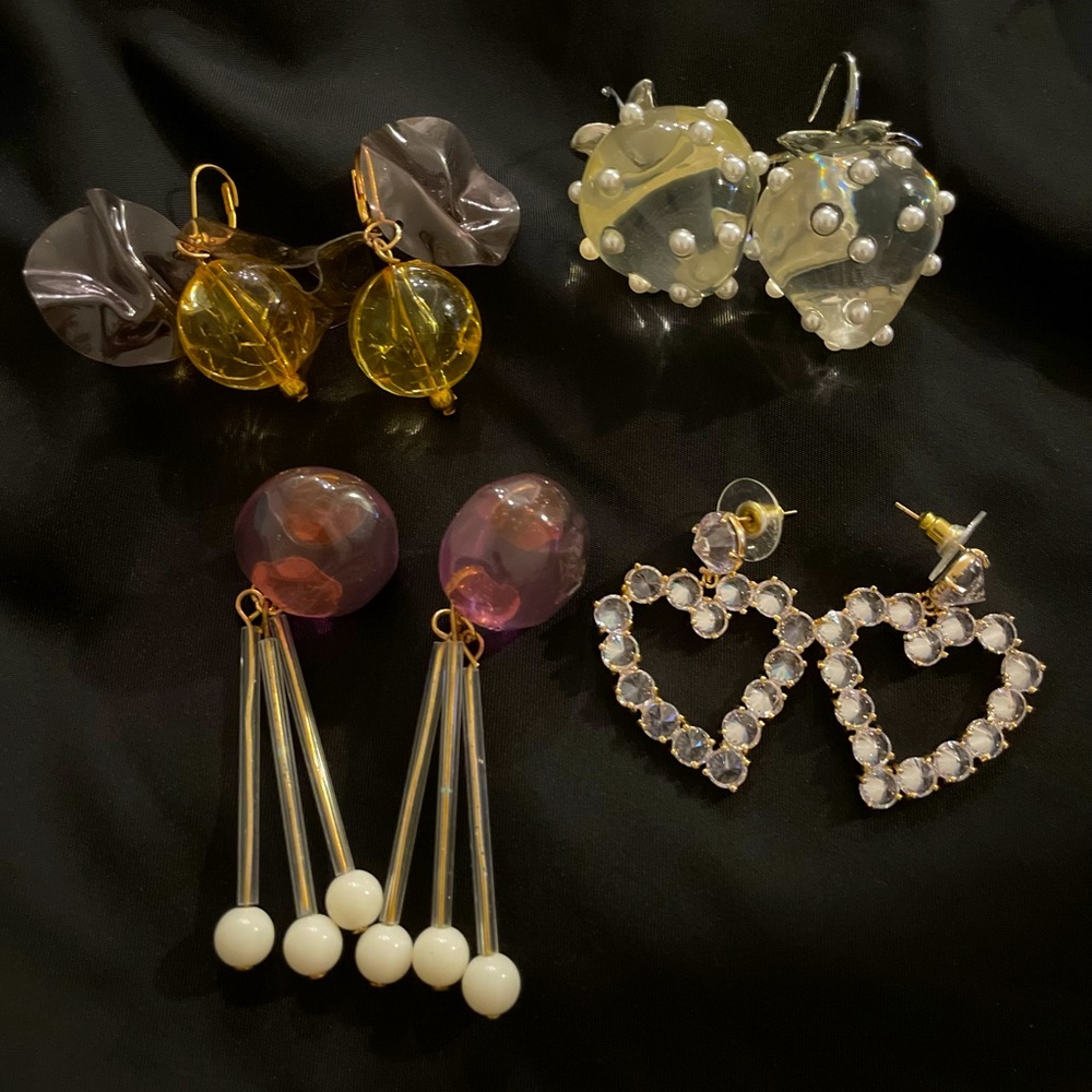 Bundle of 4 pairs of earrings.